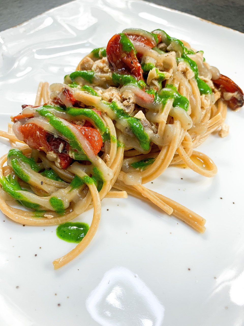 Piatto di pasta gourmet preparato da chef a domicilio per un catering elegante