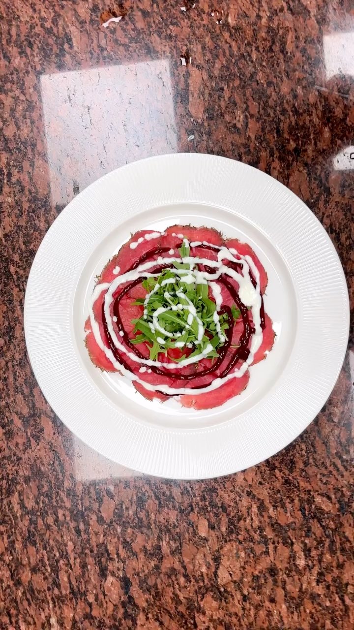 Carpaccio al timo con frutti di bosco e crema di pecorino