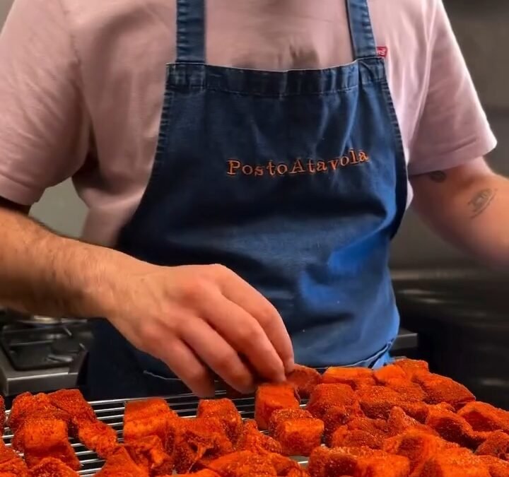 Scopri come cucinare la pancia di maiale in versione glassata BBQ: tenera, succosa e irresistibilmente saporita.