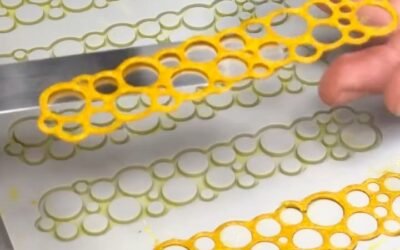 Decorazione gourmet fatta in casa: la Tuille, croccante alla curcuma in 10 minuti