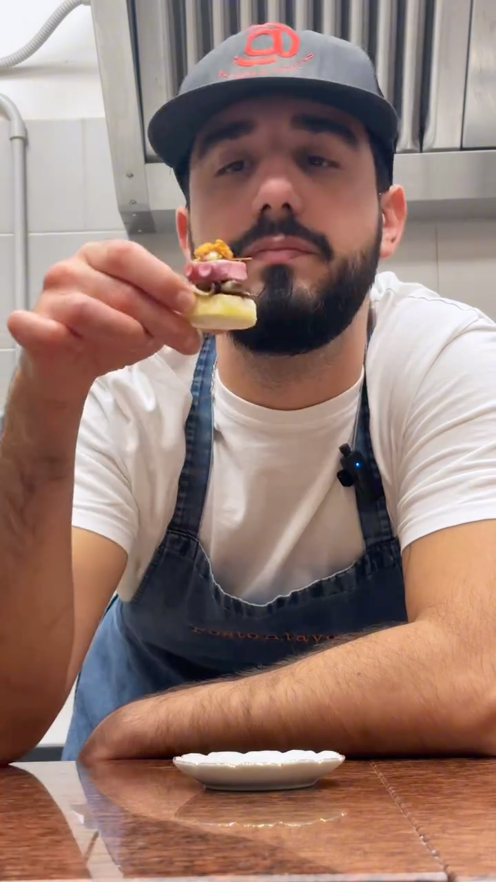 Radicchio tardivo, polpo (che dovrebbe essere blu, ma è stato poco in acqua) porro e arachide sabbiato alla paprika questo abbinamento è molto carino