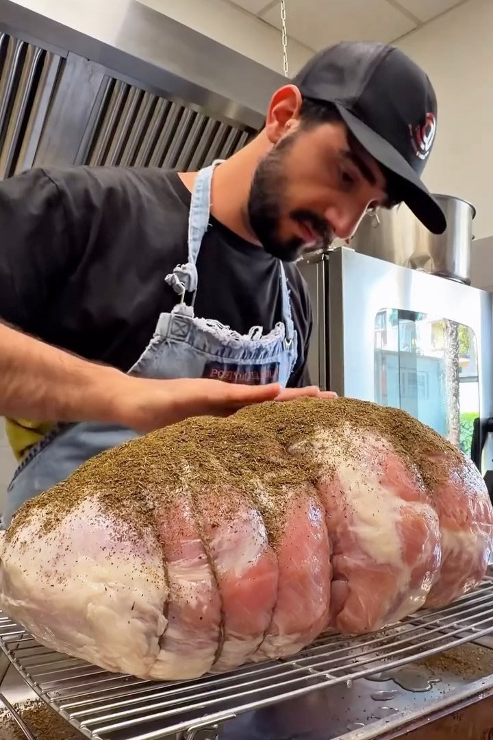 Lo chef Stefano Bona prepara il prosciutto cotto artigianale per i catering di Posto a Tavola